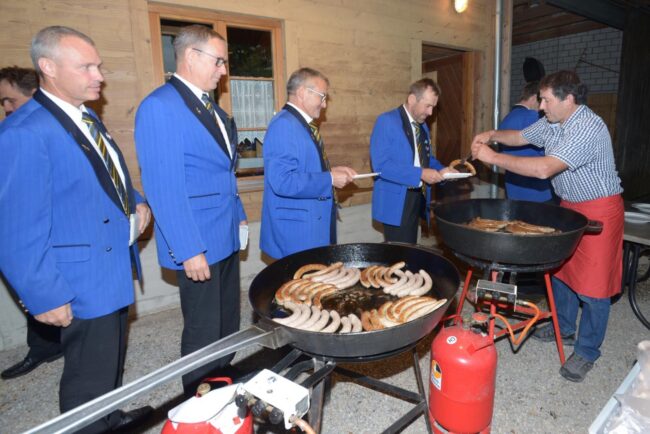 Toni Seehozer offeriert feine Bratwürste