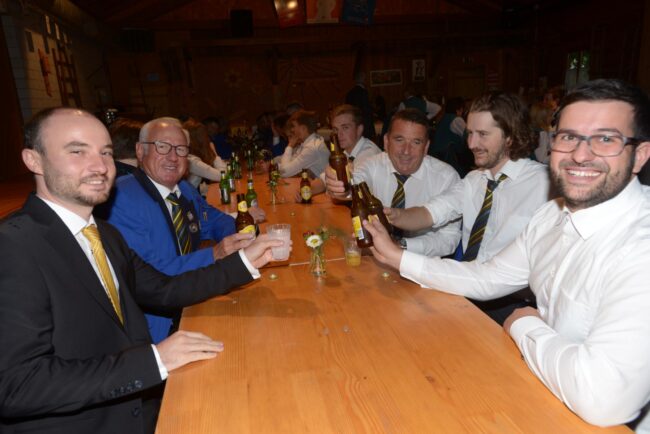 Bergmusikanten prosten auf den Musiktag Ruswil