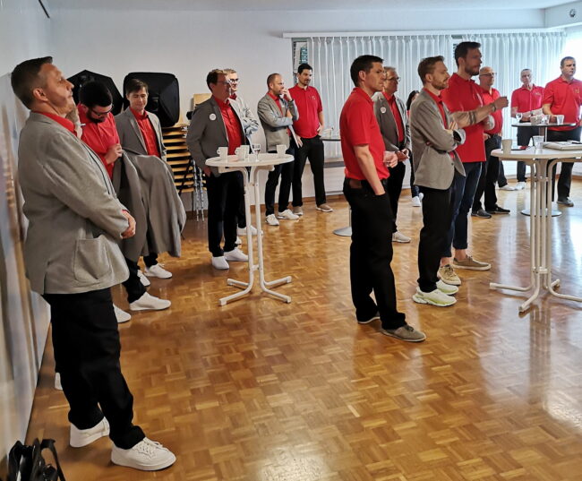 Die OK-Mitglieder Musiktag Ruswil lauschen gespannt den Infos zu