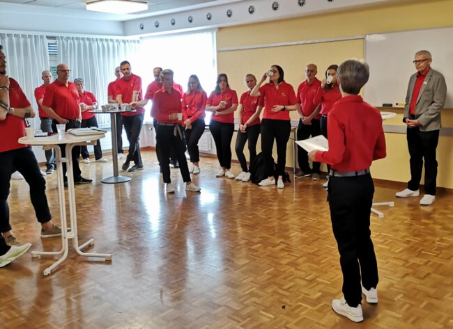 Wertvolle News werden am Kennenlerntreffen des OKs vom Musiktag Ruswil gegeben.