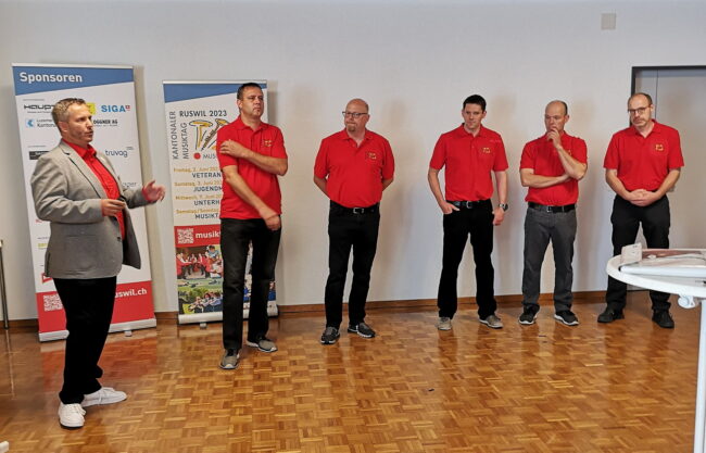 Markus Hofstetter vom Musiktag Ruswil stellt sein Infrastruktur Team vor