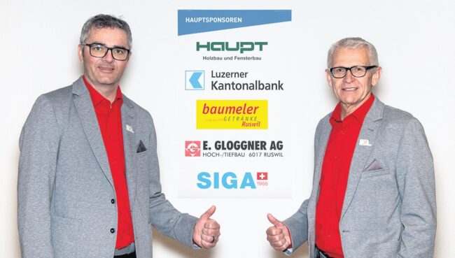 Urs Renggli und Leo Müller freuen sich über die 5 Hauptsponsoren des Musiktag Ruswil