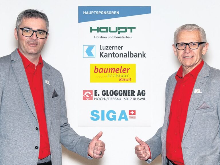 Urs Renggli und Leo Müller freuen sich über die 5 Hauptsponsoren des Musiktag Ruswil