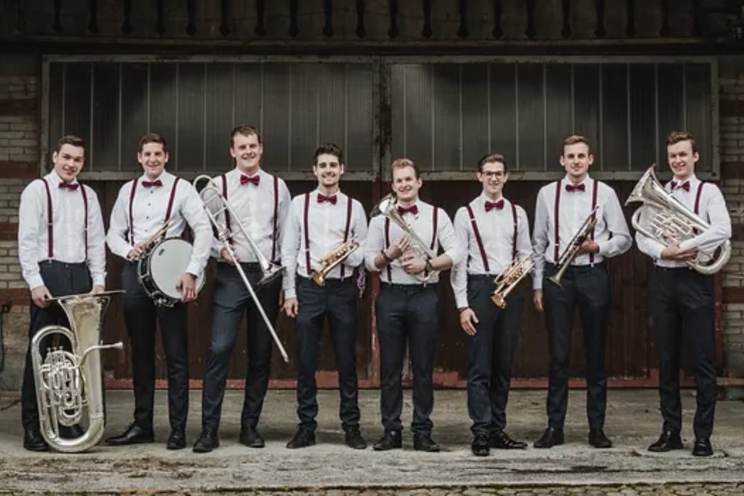 Brassianer sind am Volksrock am Rebstock am Musiktag Ruswil