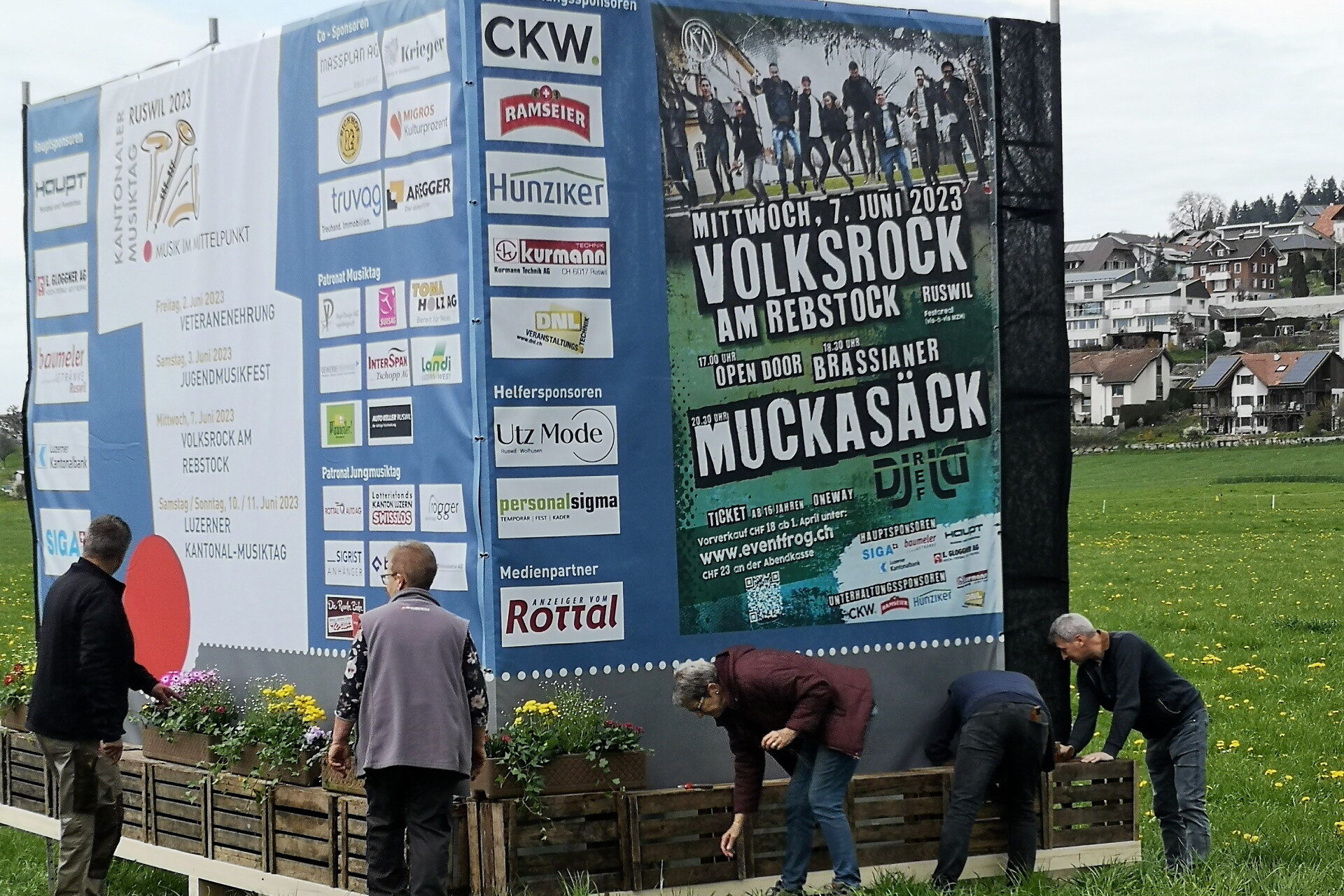 Fotos Aufbau Musiktag: Die Intensiv-Phase beginnt mit dem aufstellen der Werbetafeln für den Musiktag Ruswil 2023. Auch Blumen gehören dazu.