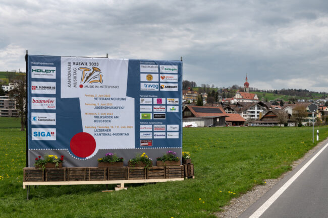 Der Start in die Intensiv-Phase des Musiktags Ruswil begann mit dem Aufstellen der Werbetafeln an den Dorfeingängen. (Foto von Stefan Dubach, Skyworks.ch)
