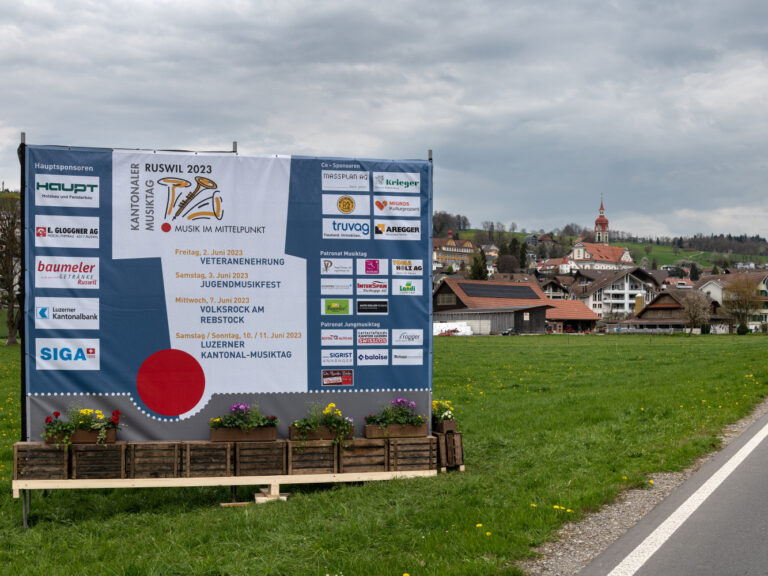 Der Start in die Intensiv-Phase des Musiktags Ruswil begann mit dem Aufstellen der Werbetafeln an den Dorfeingängen. (Foto von Stefan Dubach, Skyworks.ch)