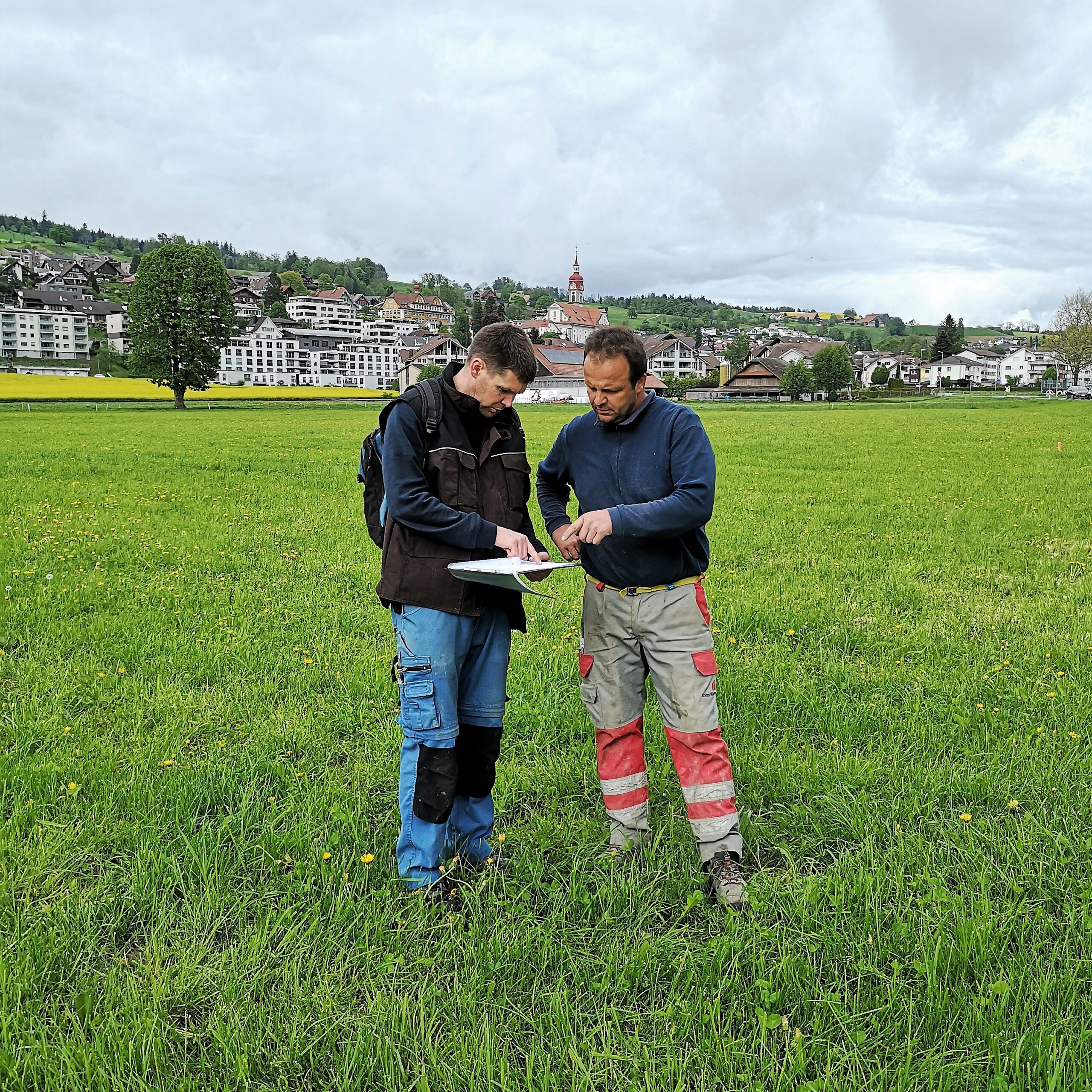 Markus Bättig und Thomas Hofstetter besprechen die Arbeiten anhand der detaillierten Pläne für den Musiktag Ruswil.
