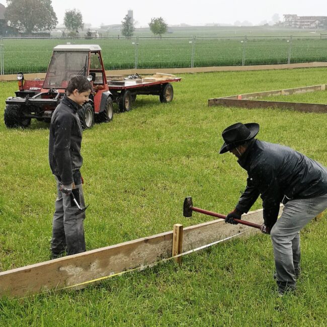Rund um den Lagerplatz wurden Läden aufgestellt, damit anschliessend der Schotter eingebracht werden kann.