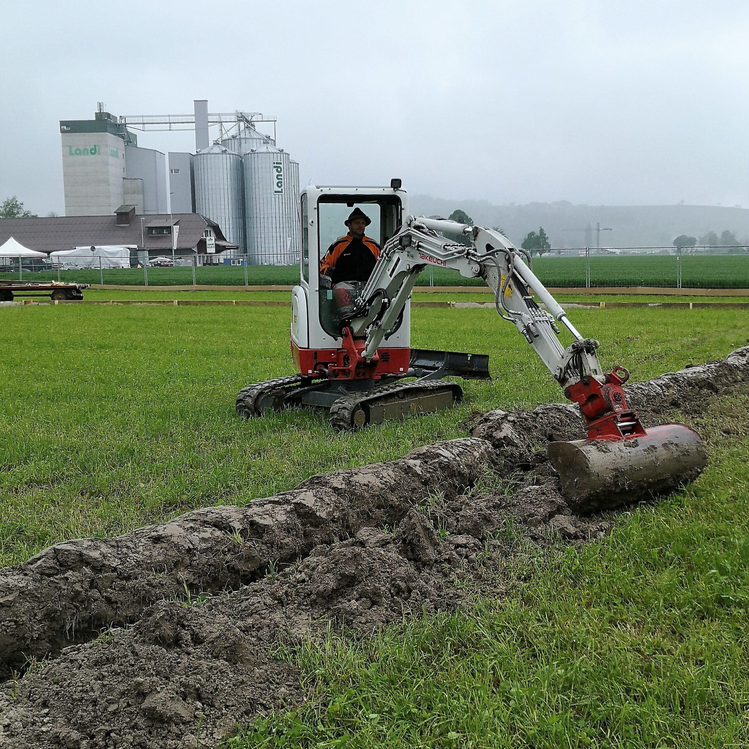Die Gräben für die Rohre wurden mit einem Bagger ausgehoben und auch wieder verschlossen.
