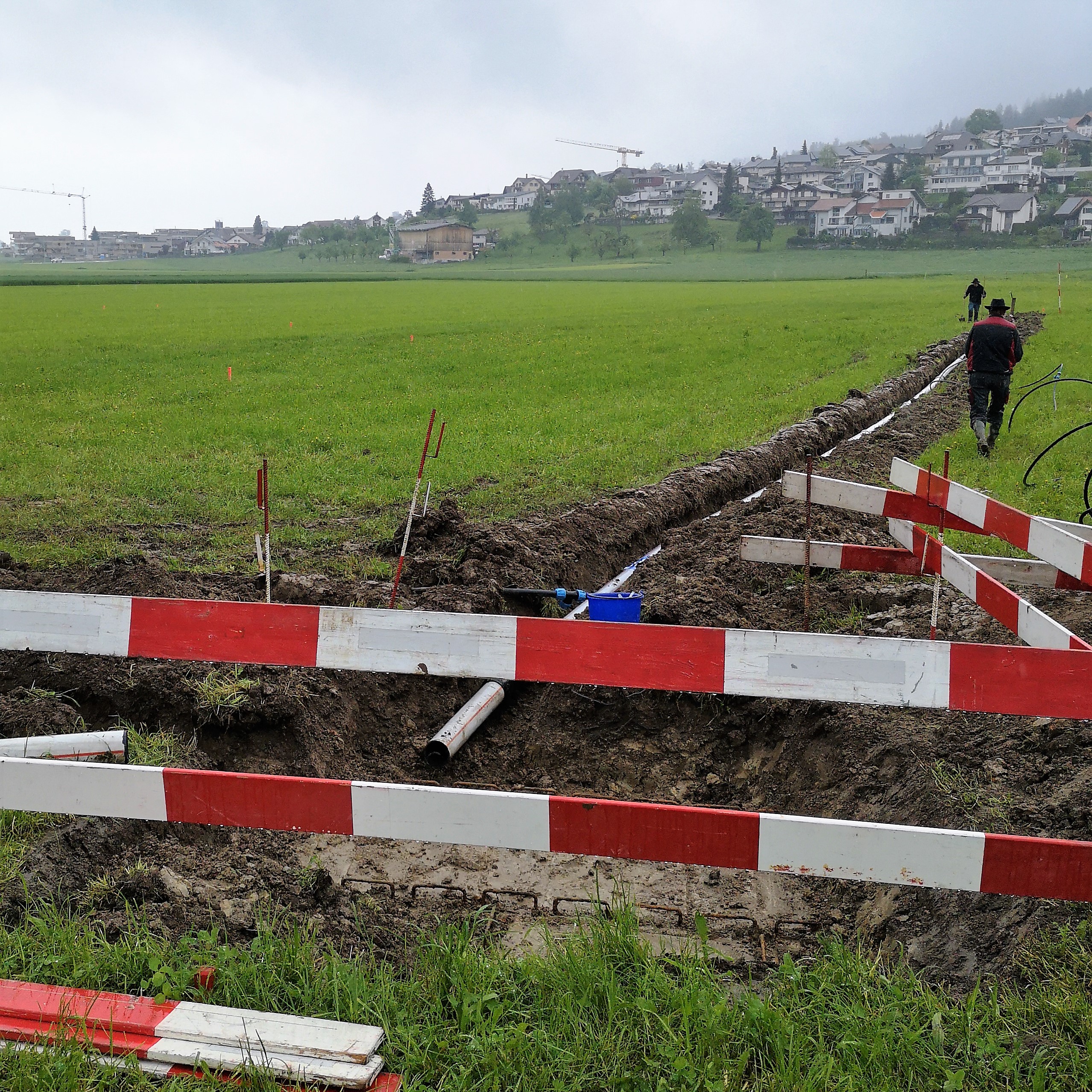 Rohre für die elektrische Installation wie auch Wasser werden auf dem Festgelände des Musiktags Ruswil verlegt.