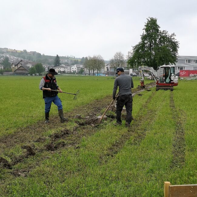 Aufbau Festareal: Die Rohre sind verlegt nun werden die Gräben wieder geschlossen.