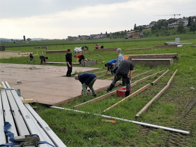 Am Donnerstag, 25. Mai werden die zwei Festzelte für den Hühnerstall und den Schopf durch die Musikanten aufgestellt.