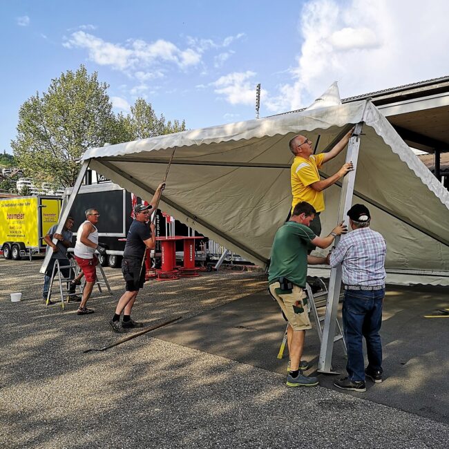 Vor der Mehrzweckhalle wird das Info-Zelt aufgestellt.