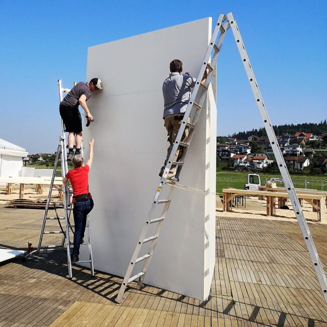 Die Sponsorenwand steht im Zentrum des Festareals.