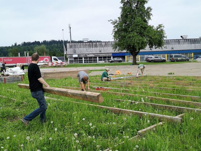 Die Musiktanten verlegen die Böden für den Schopf (Gastrozelt) am Musiktag Ruswil.