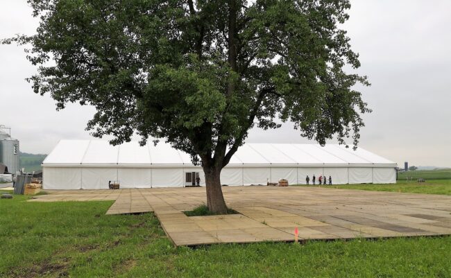 24. Mai, die 1400 m2 Holzböden im Aussenbereich des Festgeländes für den Musiktag sind verlegt