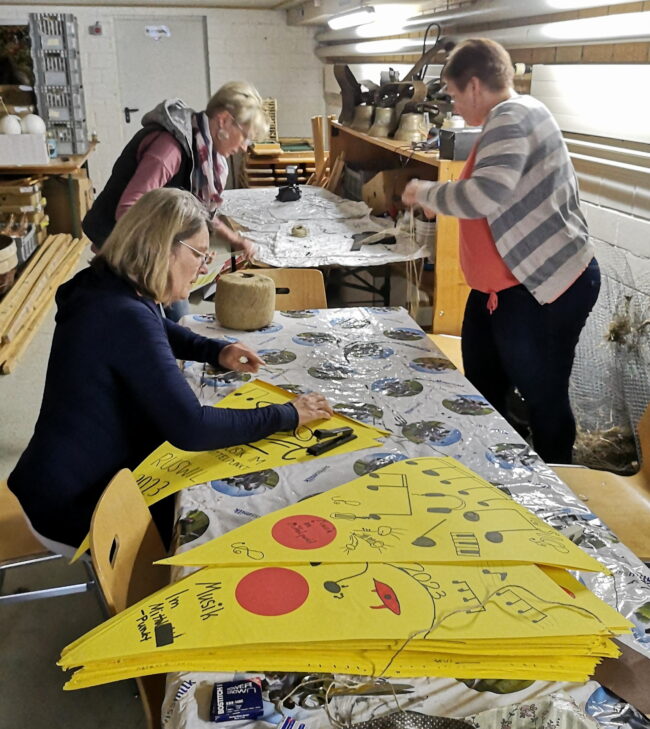 Die schön verzierten Fähnchen der Ruswiler Schüler werden an Schnüre aufgespannt.