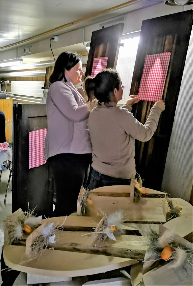 Fensterläden und Eiablagen bekommen den letzten Feinschliff