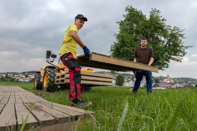 Über 1400m2 Bodenplatten werden verlegt. Die Geisle-Chlöpfer Buttisholz unterstützen uns beim Aufbau des Musiktag Ruswil.