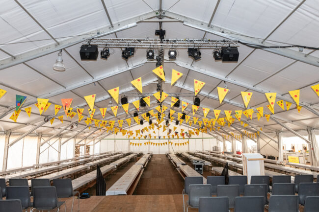 Im grossen Zelt des Musiktag Ruswil hat es Platz für 1'300 Personen.