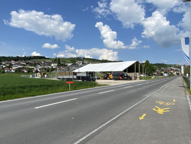 Blick aufs Festzelt für den Musiktag Ruswil. Der erste zwei Bundeist für die Toilettenanlage und Sanität vorgesehen.