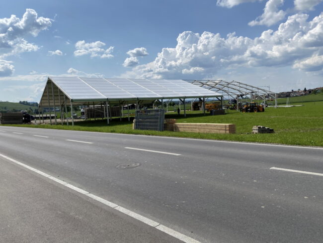 Montag, 22. Mai: Die Arbeiten rund ums grosse Festzelt für den Musiktag Ruswil 2023 läuft auf Hochtouren.