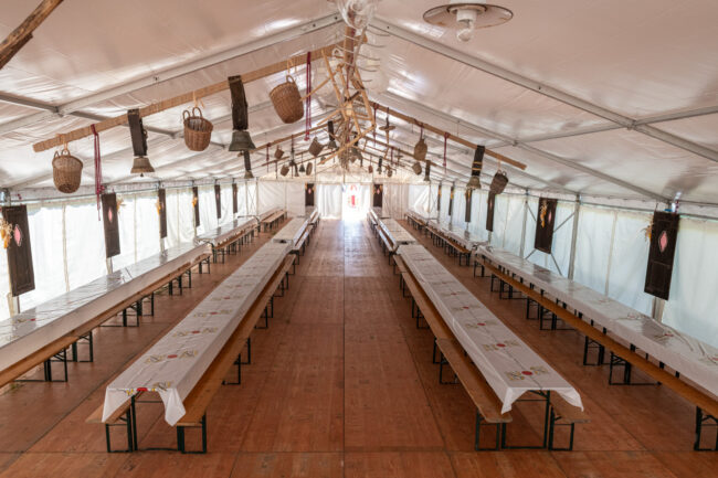 Aufbau Festgelände Musiktag Ruswil - Schopf mit viel Ware