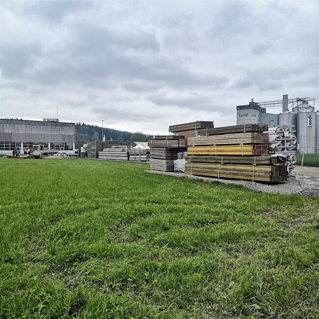 Noch mehr Material steht bereit für den Aufbau des grossen Musiktag-Festzelts am Montag, 22. Mai.