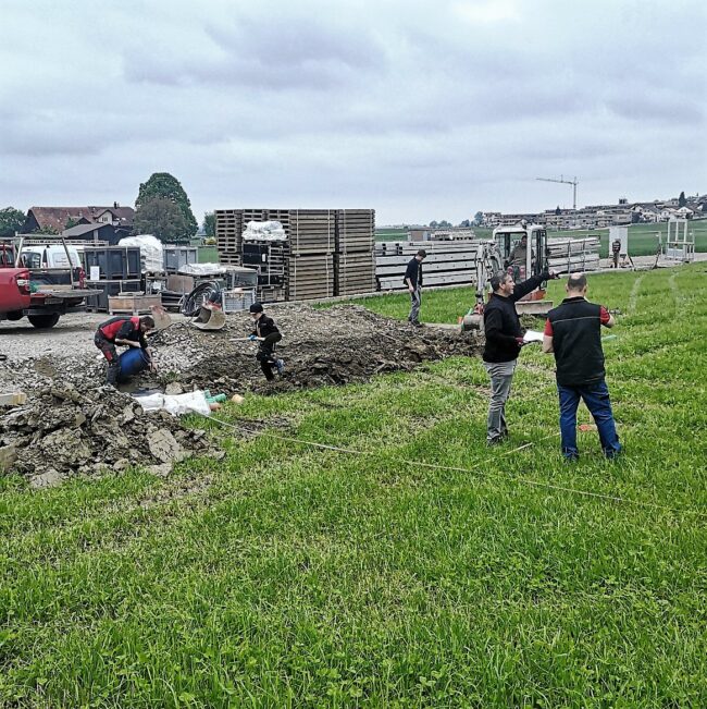 Viel fleissige Helfer waren am Samstag, 20. Mai mit Erdarbeiten und Umzäunung aufstellen beschäftigt.