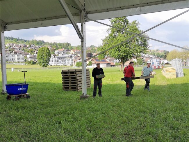 Erste Botenplatten werden beim Festzelt verlegt, damit das ganze Musiktag Gelände rollstuhlgängig wird.
