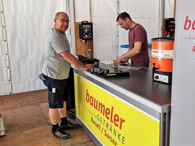 Alles muss mit Strom versorgt werden. Die Musikanten:innen sind im Einsatz.