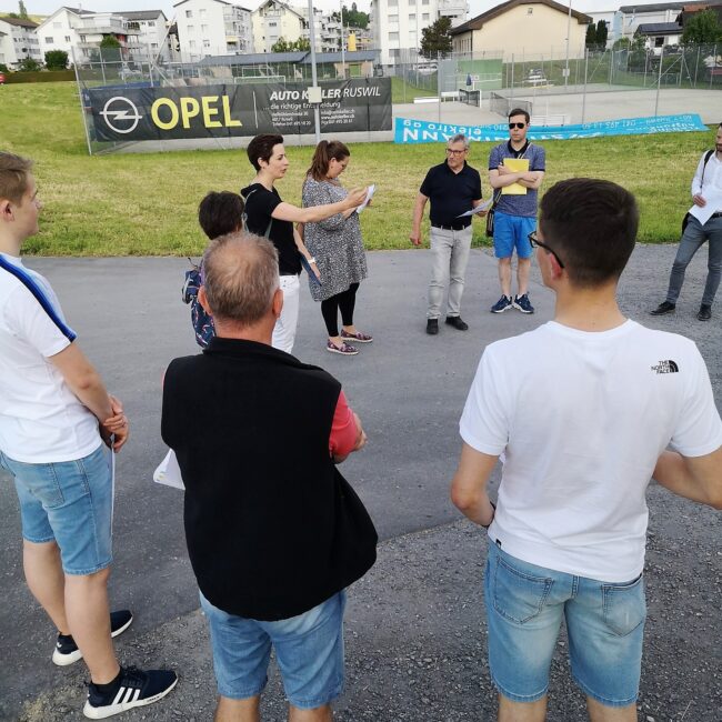 Martina Bühlmann instruiert die Vereinsbetreuer:innen und schreitet mit ihnen die Laufwege zu den Lokalen ab.