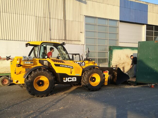 Mit dem Frontlader werden die letzten Holzschnitzel geladen und aufs Festareal des Musiktag Ruswil gebracht.