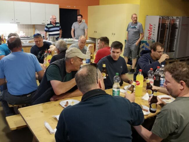 Feine Wurst, Kartoffelsalat und Brot gibts nach dem 3.5 stündigen Einsatz beim Aufbau Festgelände Musiktag Ruswil