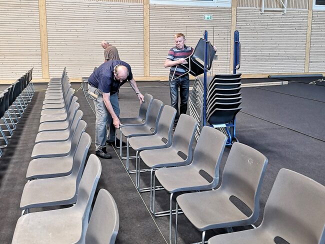 1000 Stühle werden in der Sporthalle Wolfsmatt aufgestellt.