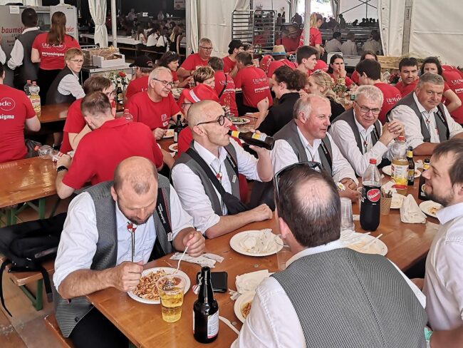 Die Strickmusikanten Menznau haben fertig gespielt und bekommen ein feines Essen im Helferzelt