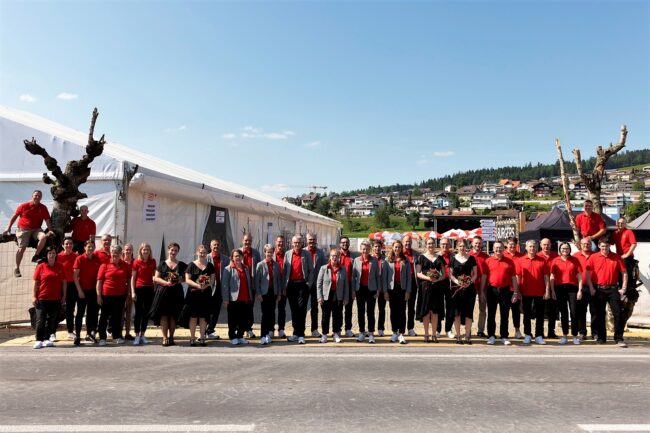 Das Gesamt OK trifft sich das letzte Mal vor dem Eingang des fertig gestellten Festgeländes. Es kann los gehen.