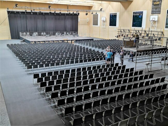 Die Sporthalle Wolfsmatt bietet Platz für 1'000 Leute und hat eine Bühne für Musikvereine mit 90 Personen.