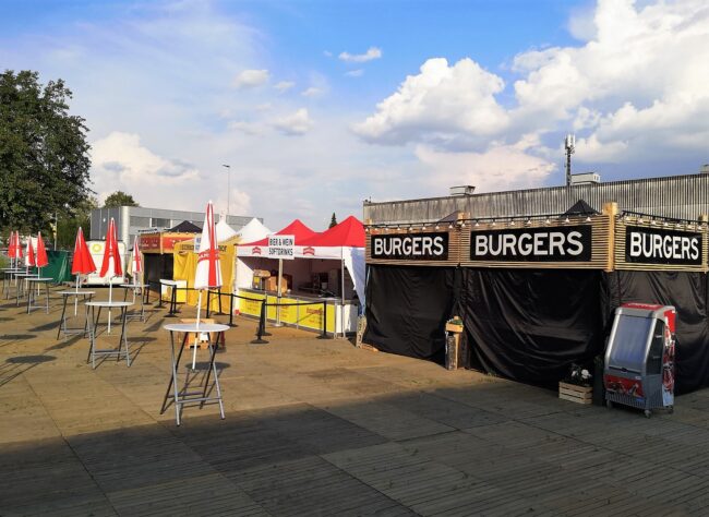 Streetfood Stände für Musiktag Ruswil sind aufgestellt.